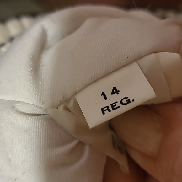 Bogner Ski Jacket, Ladies 14, Vintage, Ribbed Sleeves and bottom. Hood attached. - Picture 6 of 14